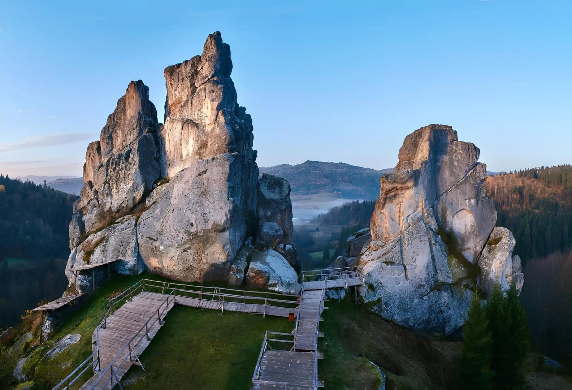 Наскельна фортеця Тустань — унікальна пам'ятка Львівщини для фентезі-фото